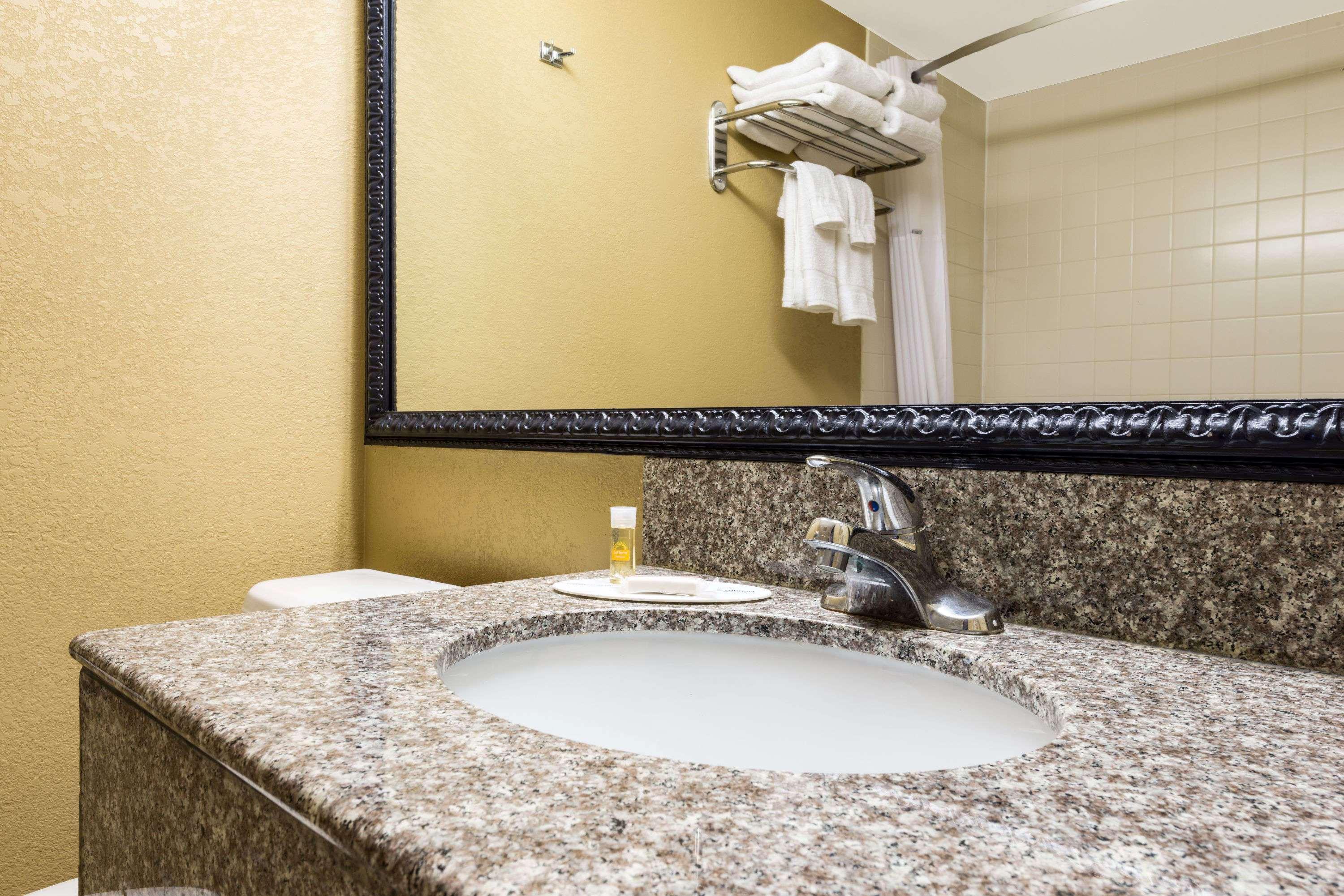 Days Inn By Wyndham Hurstbourne Луисвилл Экстерьер фото